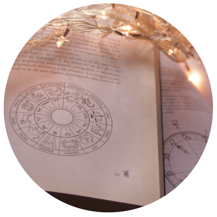 Libro de Astrología sobre la mesa